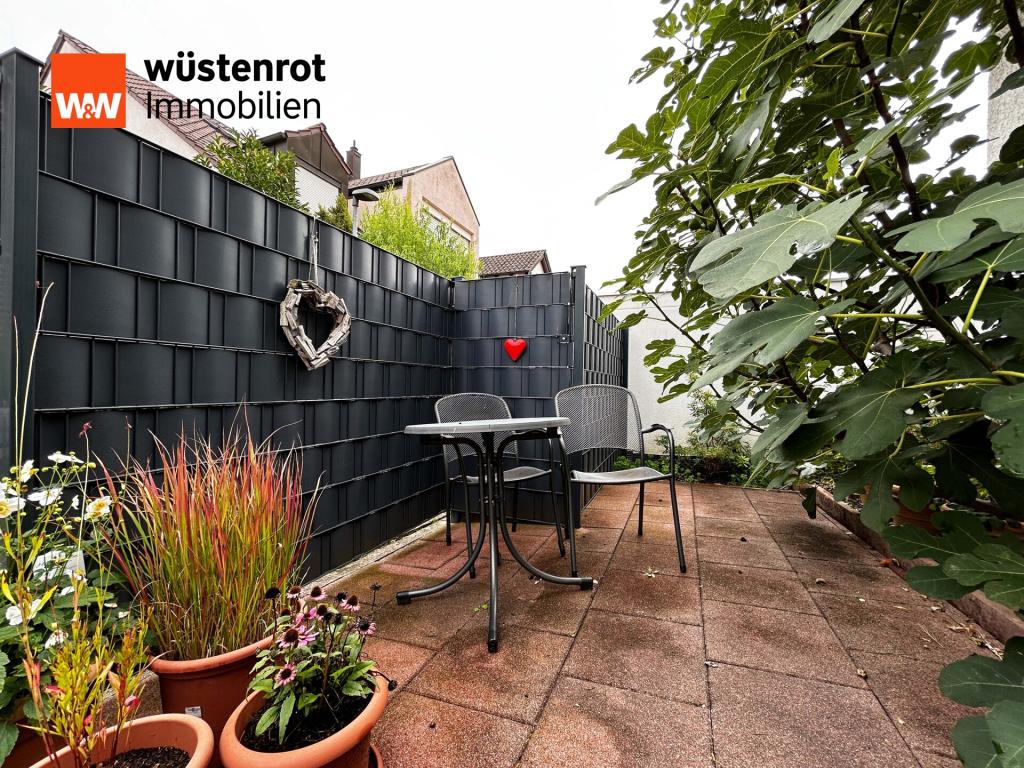 Eingangsbereich: Eine kleine Sitzecke, umgeben von Pflanzen – perfekt für einen Kaffee und stille Momente