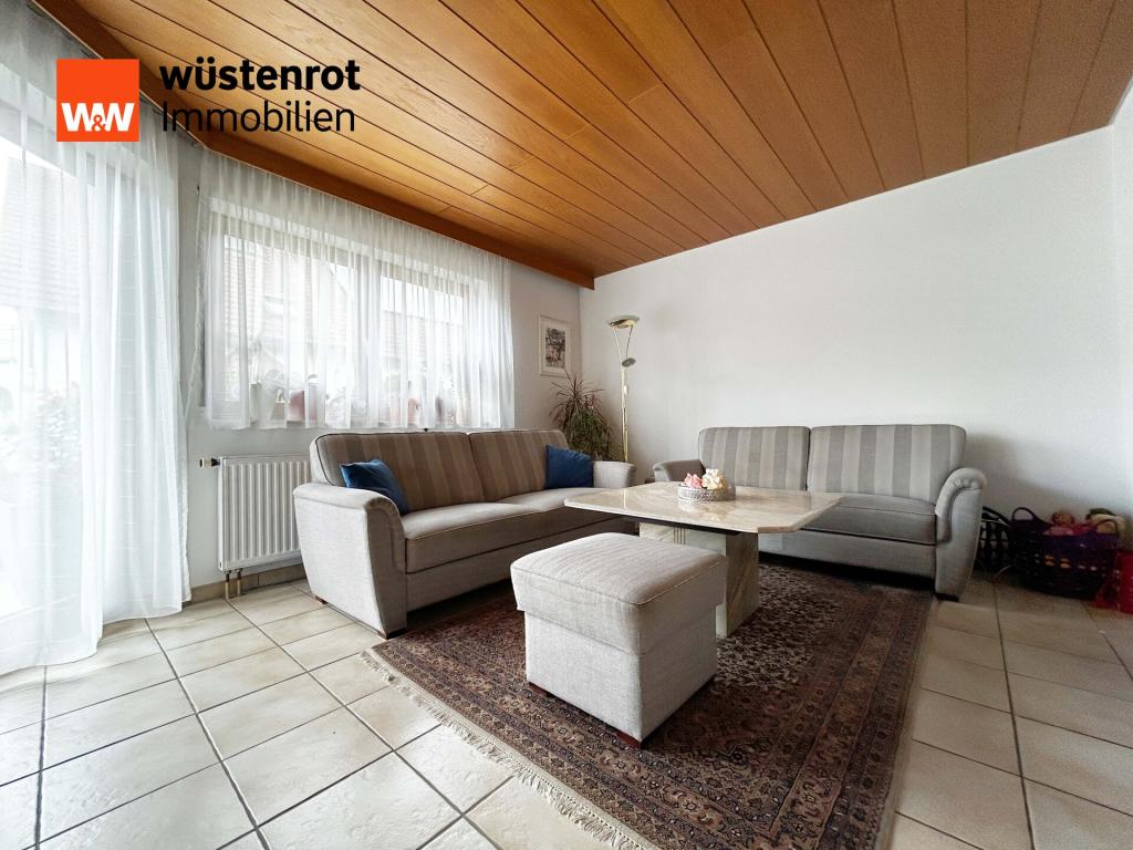 EG Wohnbereich: Helles Tageslicht trifft auf Sofaecke – hier ist Platz für Familie und Freunde