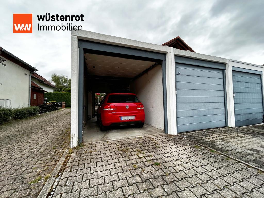 Viel, viel Platz für (hohe) Autos und mehr – praktisch, da direkt neben dem Haus