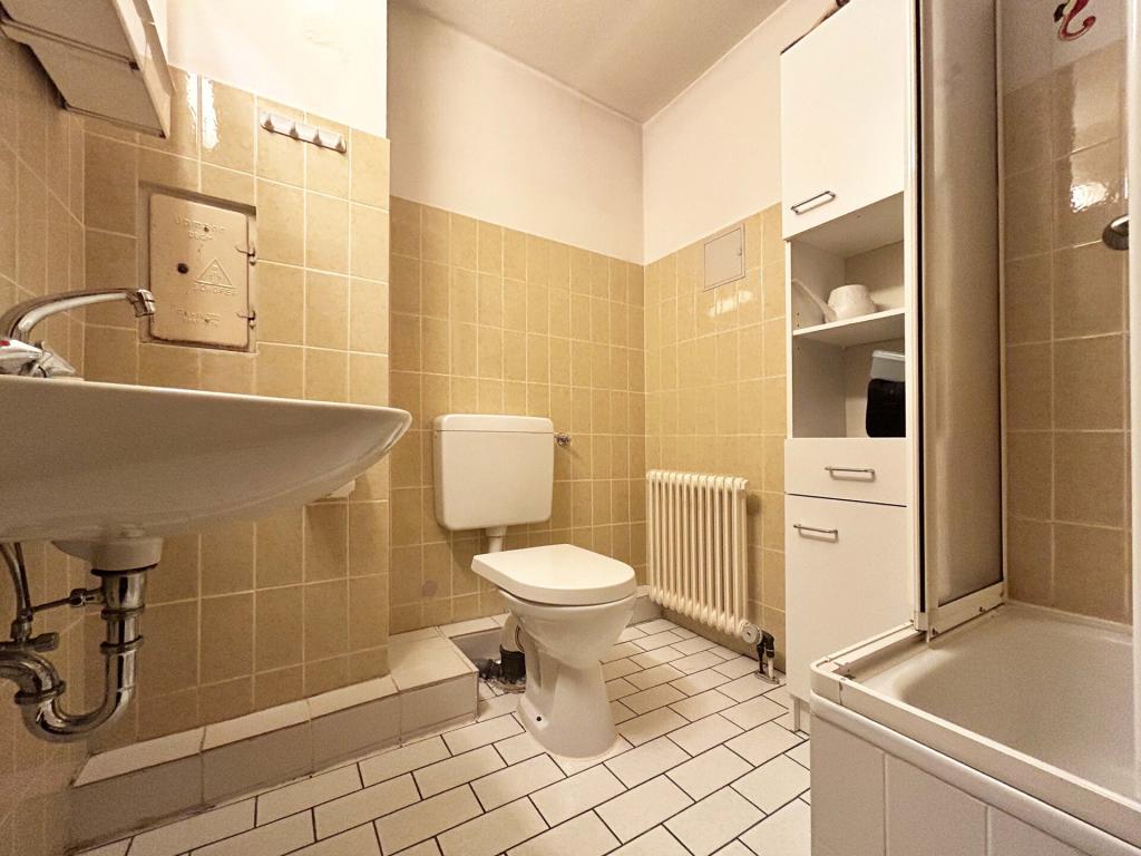 DG Badezimmer 2: Mit separater Duschkabine und Toilette...