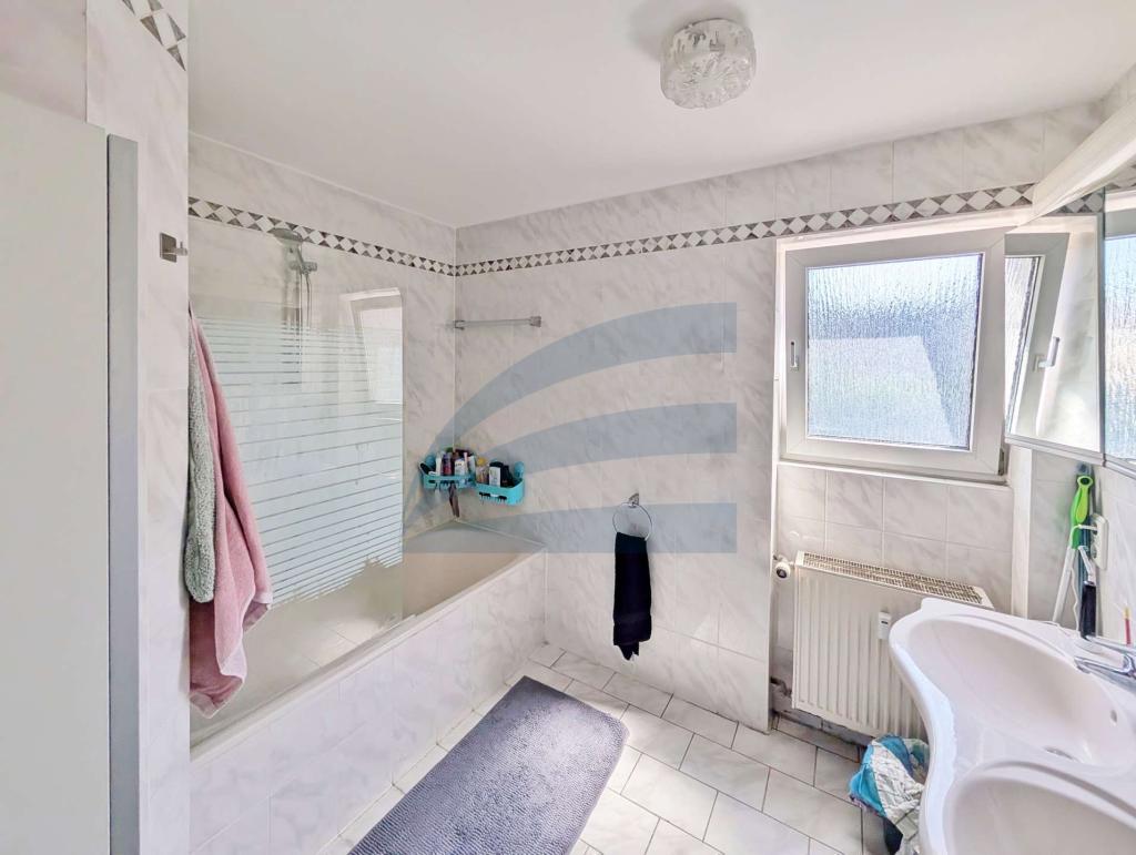 Bad mit Fenster und Wanne