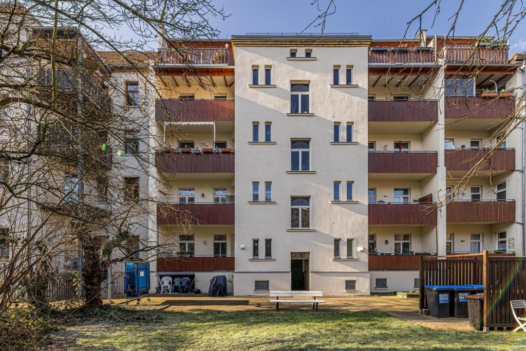 Leipzig - Möckern | Gartenseite mit Balkonen