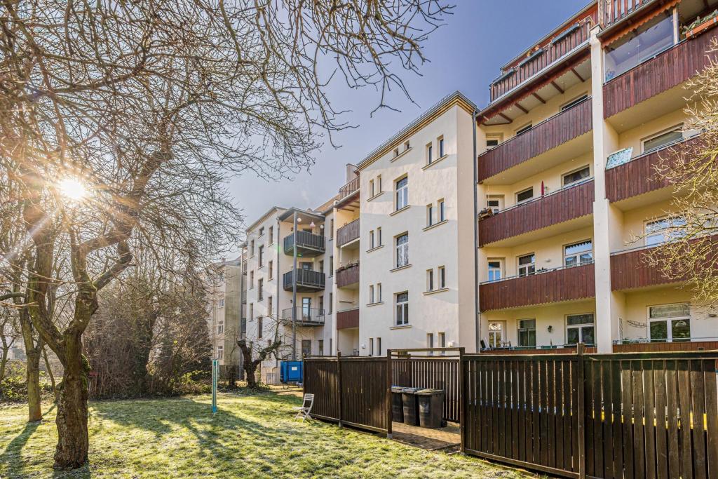 Leipzig - Möckern | Gartenseite mit Balkonen
