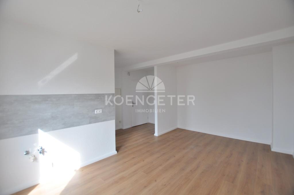 NEU: Renovierte 2-Raum-Wohnung mit gemütlicher Wohnküche, Balkon und Tageslichtbad! - Photo 1