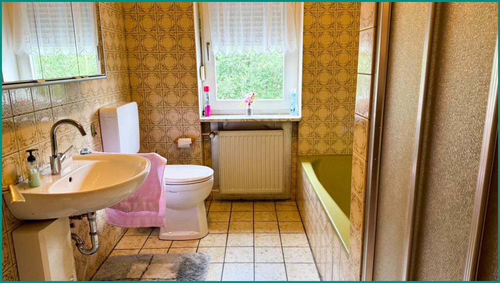 Badezimmer im Erdgeschoss mit...