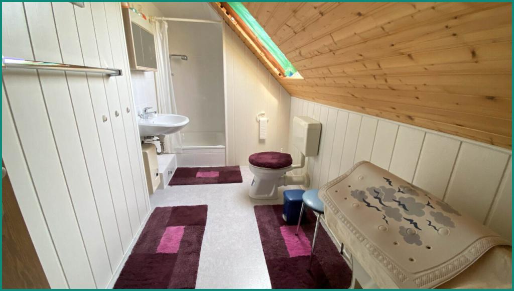 Kleines Badezimmer im Speichergeschoss