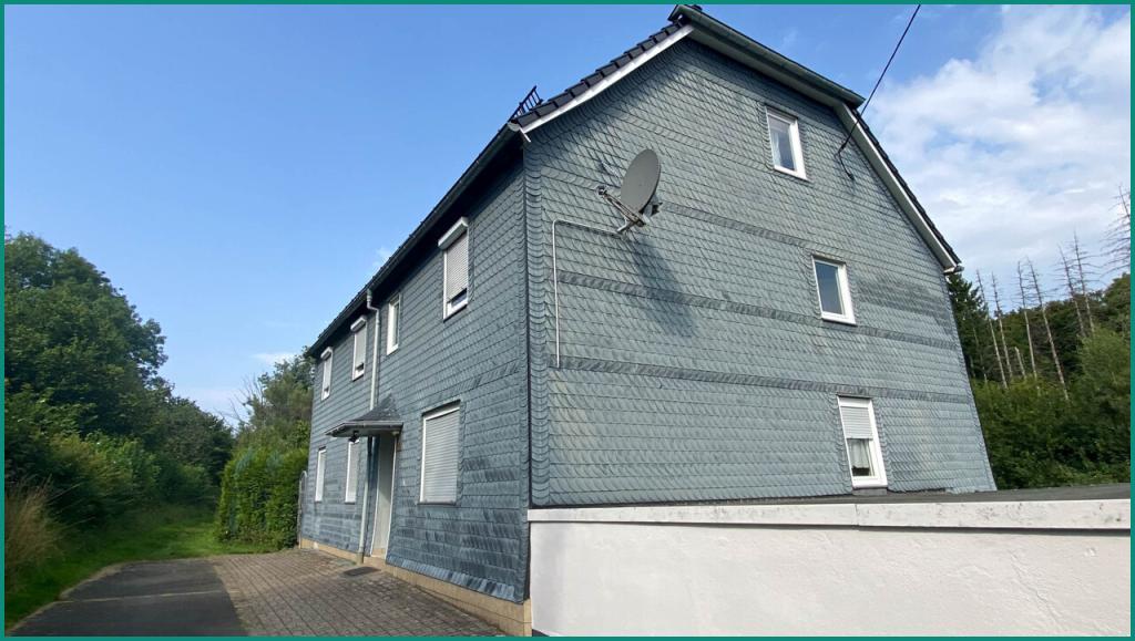 Rechte Hausgiebelseite mit Hauseingang mit Zuwegung