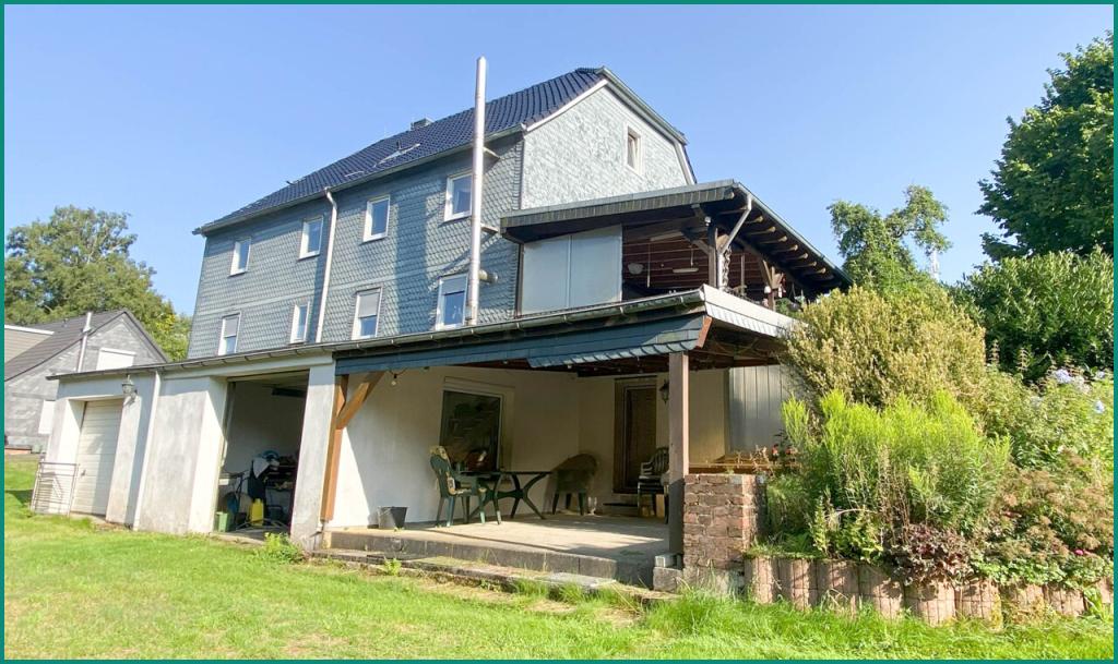Rückseite des Wohnhauses mit Gartenterrasse