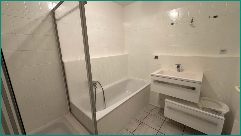 ...Dusche und Badewanne und...