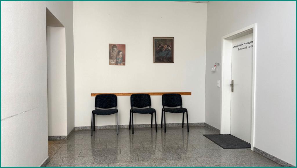 Vorraum mit Aufzug und Wartebereich
