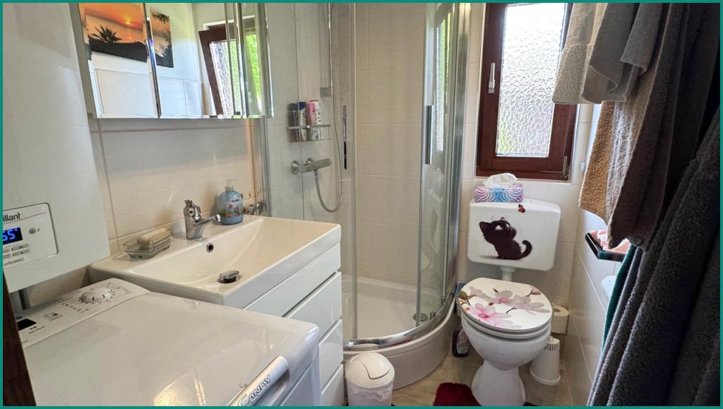 Modernes Badezimmer mit Viertelkreisdusche und Fenster