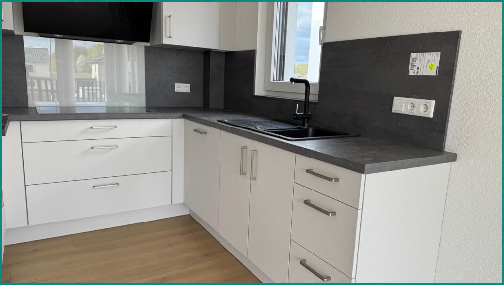 NEUBAU-ERSTBEZUG: MODERNE 3-ZIMMER-WOHNUNG MIT AUFZUG, GROSSEM BALKON UND PKW-STELLPLATZ IN RADEVORMWALD-KARTHAUSEN - Foto 4