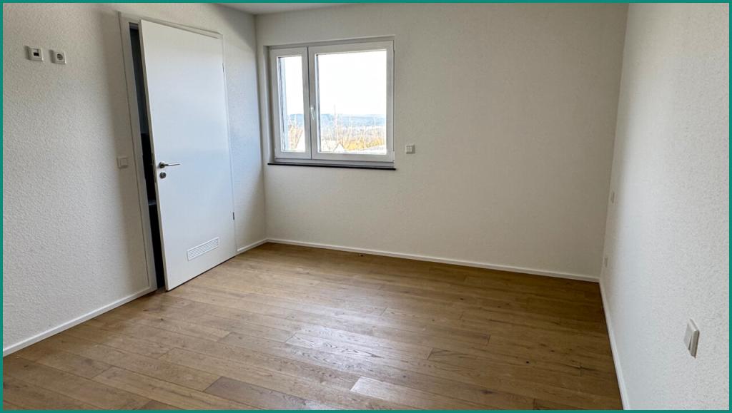 NEUBAU-ERSTBEZUG: MODERNE 3-ZIMMER-WOHNUNG MIT AUFZUG, GROSSEM BALKON UND PKW-STELLPLATZ IN RADEVORMWALD-KARTHAUSEN - Foto 3