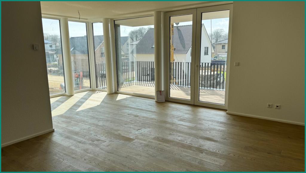 NEUBAU-ERSTBEZUG: MODERNE 3-ZIMMER-WOHNUNG MIT AUFZUG, GROSSEM BALKON UND PKW-STELLPLATZ IN RADEVORMWALD-KARTHAUSEN - Foto 1