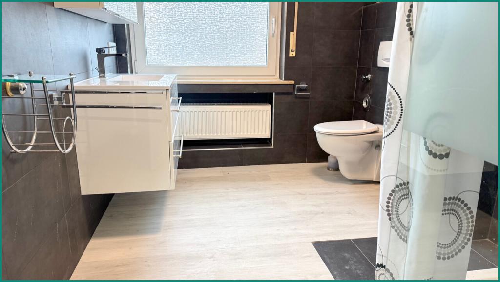 ERSTBEZUG NACH MODERNISIERUNG: HELLE 3-ZIMMER-WOHNUNG IM 2-FAM.-HAUS IN GUTER WOHNLAGE VON RADEVORMWALD - Photo 4