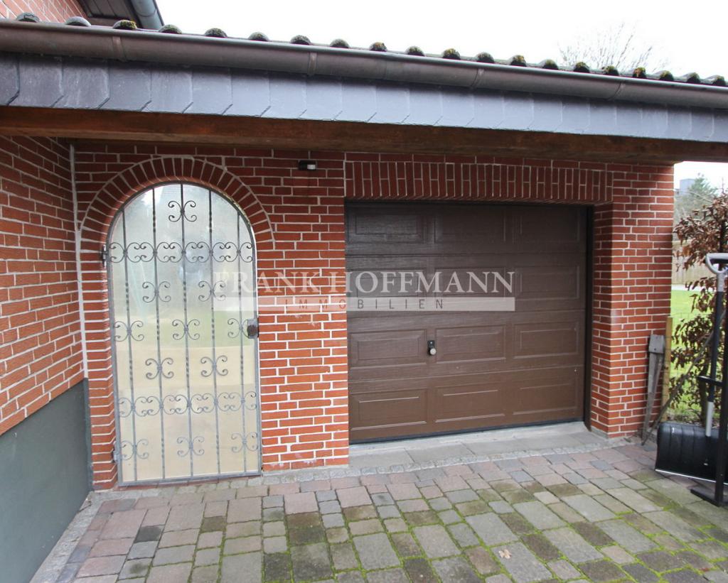 Garage und Zugang zum hinteren Garten