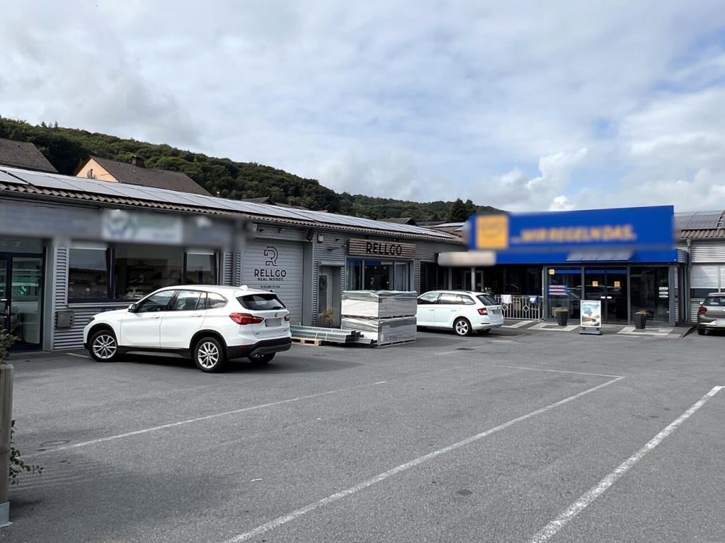 Vorhof und Parkmöglichkeiten