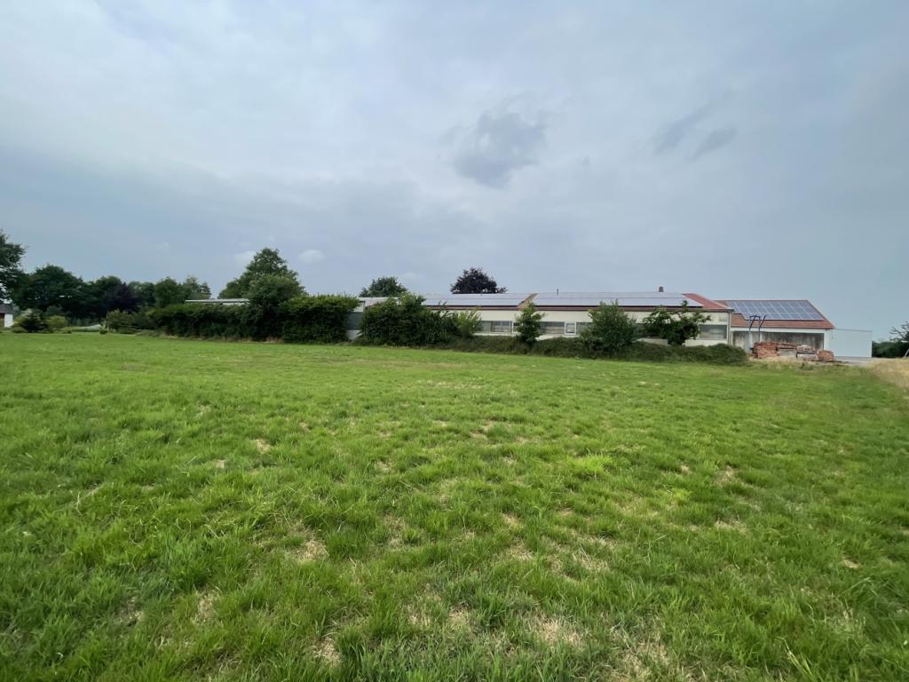 Außenansicht mit Photovoltaik 56KW