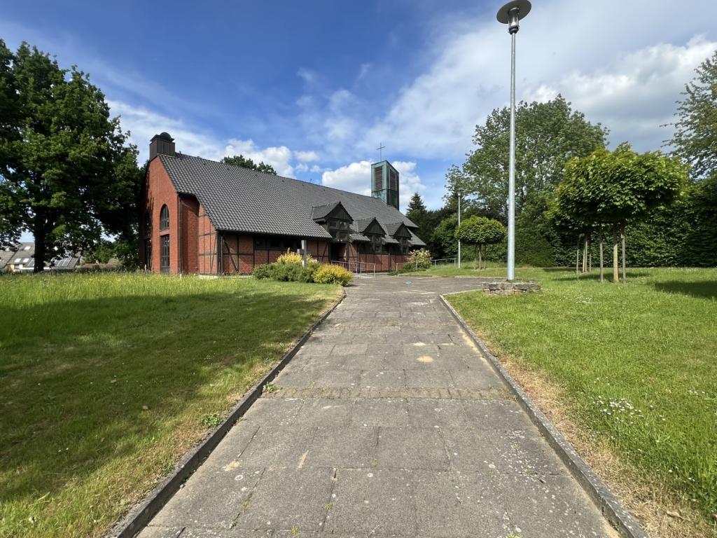 Beleuchteter Gehweg