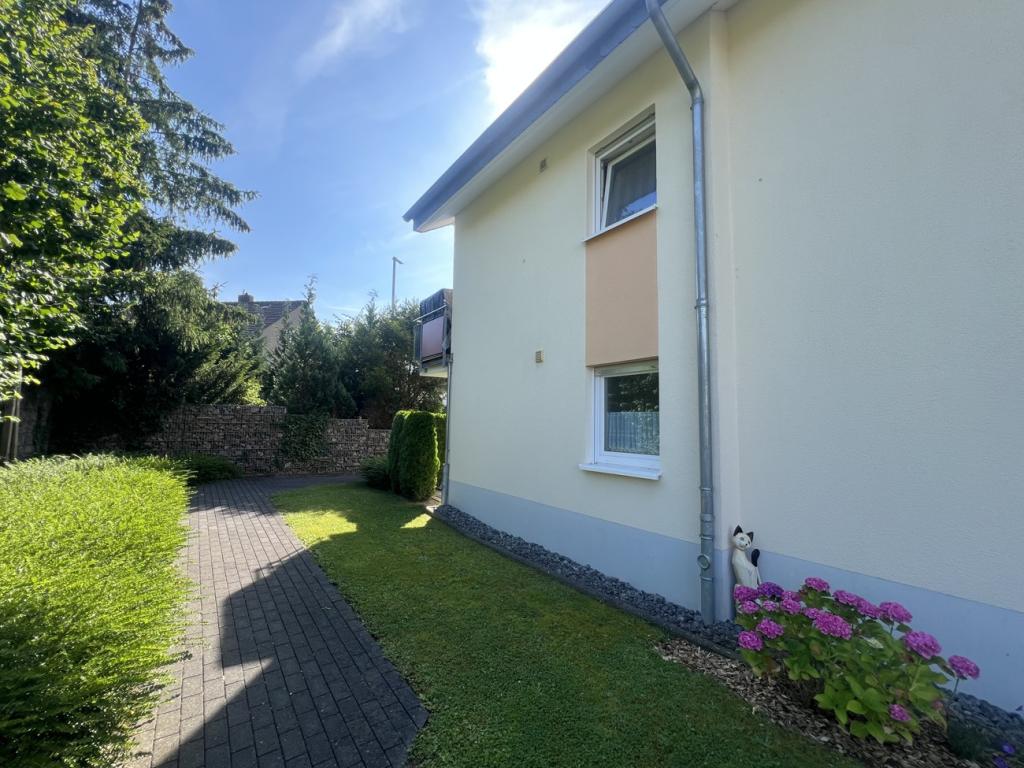 Weg ums Haus