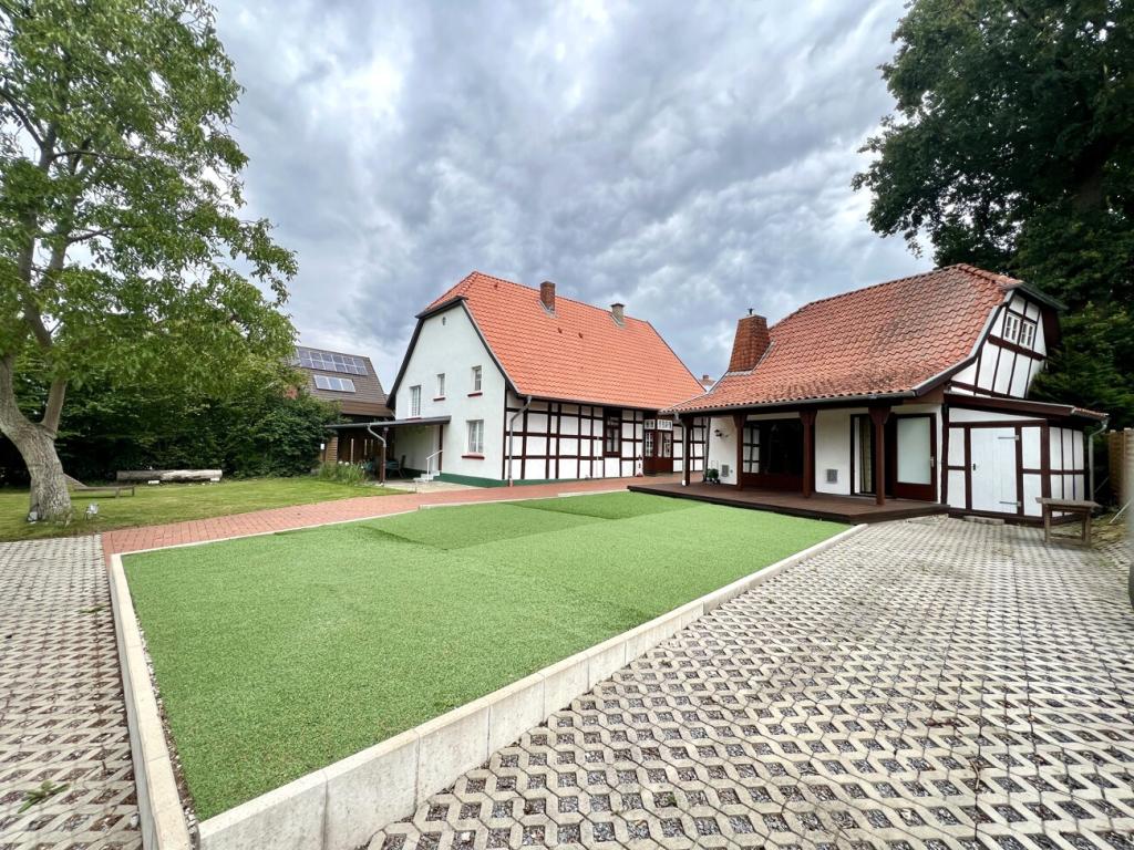 Terrasse und Hofansicht