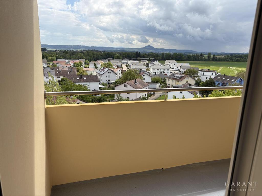 Neu renovierte 4 1/2 Zimmer-Wohnung mit Balkon und Aufzug - Foto 2