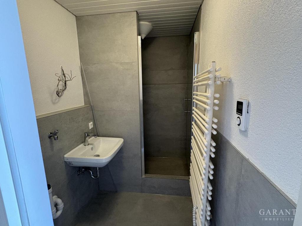Neu renovierte 4 1/2 Zimmer-Wohnung mit Balkon und Aufzug - Foto 2