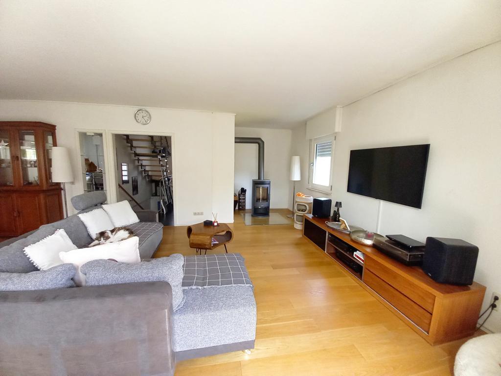 Wohnzimmer mit Echtholzboden