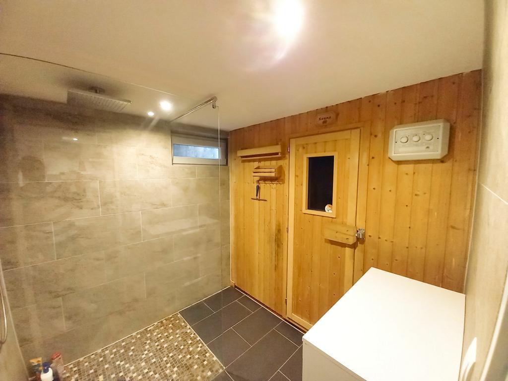 Familiensauna mit ebenerdiger Dusche