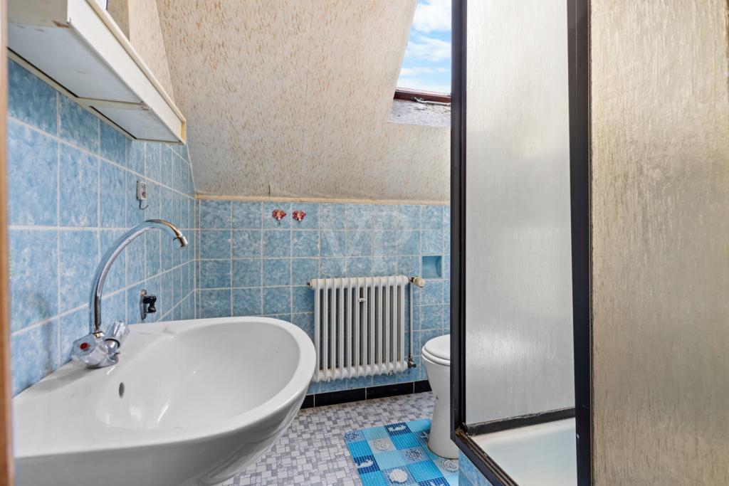 Bad mit Dusche im Obergeschoss