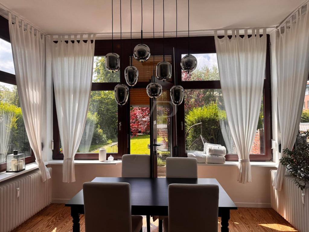 Schöne und gepflegte 3- Zimmerwohnung zentral gelegen mit Garten - Foto 1