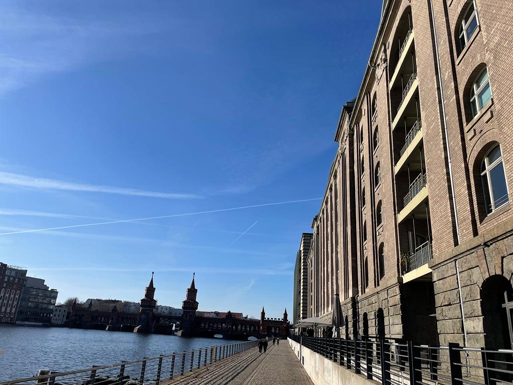 Spreepromenade mit Oberbaumbrücke.jpg