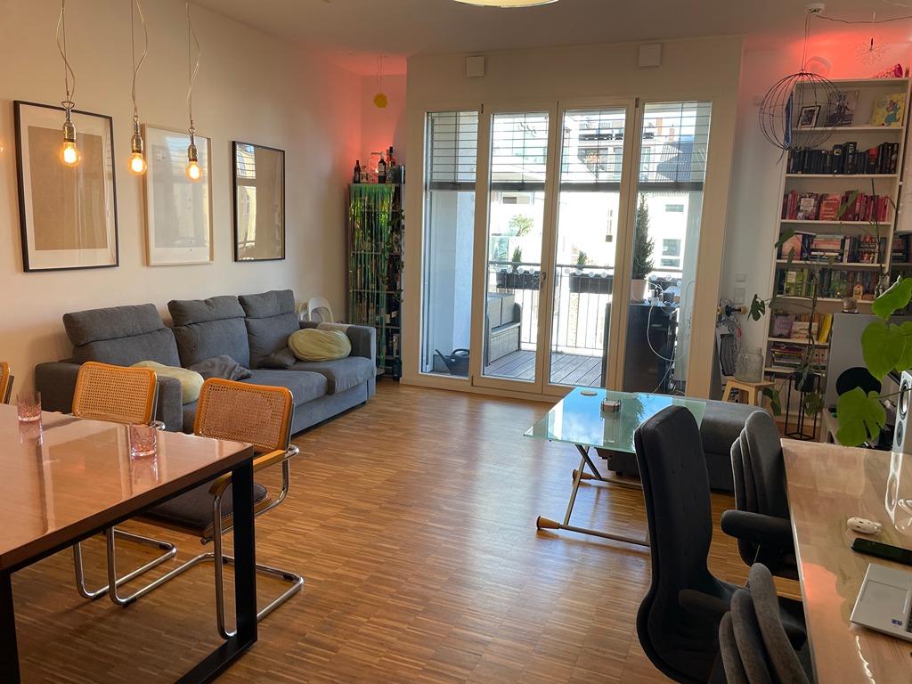 Wohnzimmer mit Balkon.jpg