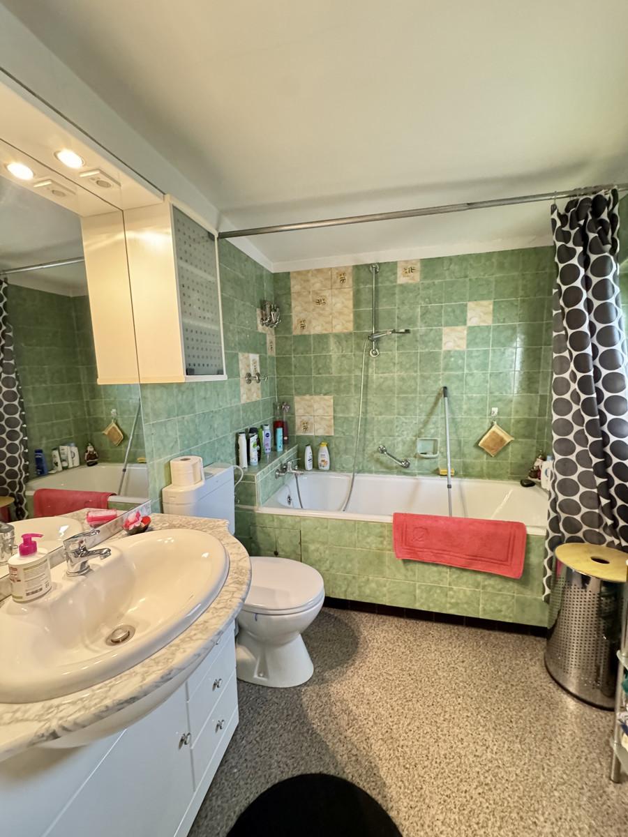 Badezimmer mit Badewanne