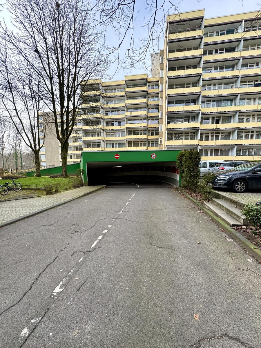 Objektansicht m. TG-Zufahrt