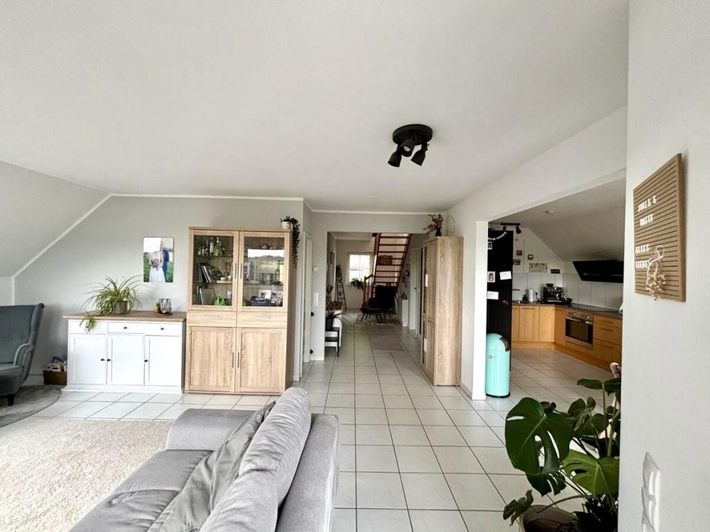 Wohnen mit Hausgefühl! 5-Zimmer-Mietwohnung mit eigenem Eingang, Balkon & Garage in Overath - Foto 1