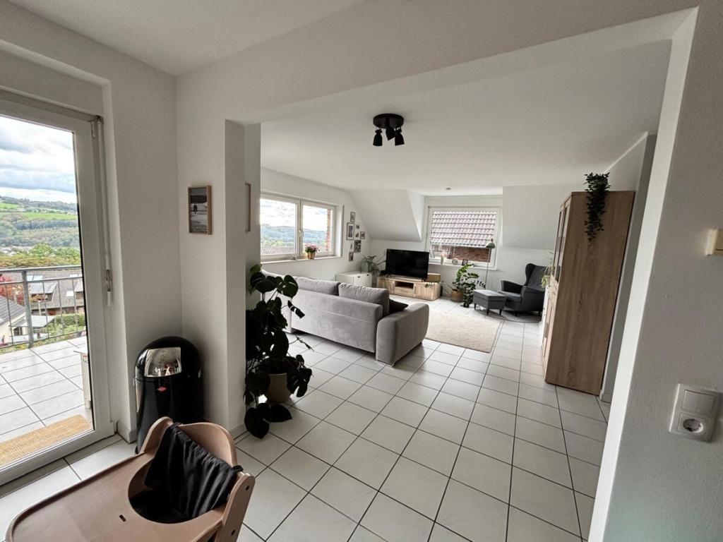 Wohnen mit Hausgefühl! 5-Zimmer-Mietwohnung mit eigenem Eingang, Balkon & Garage in Overath - Foto 4