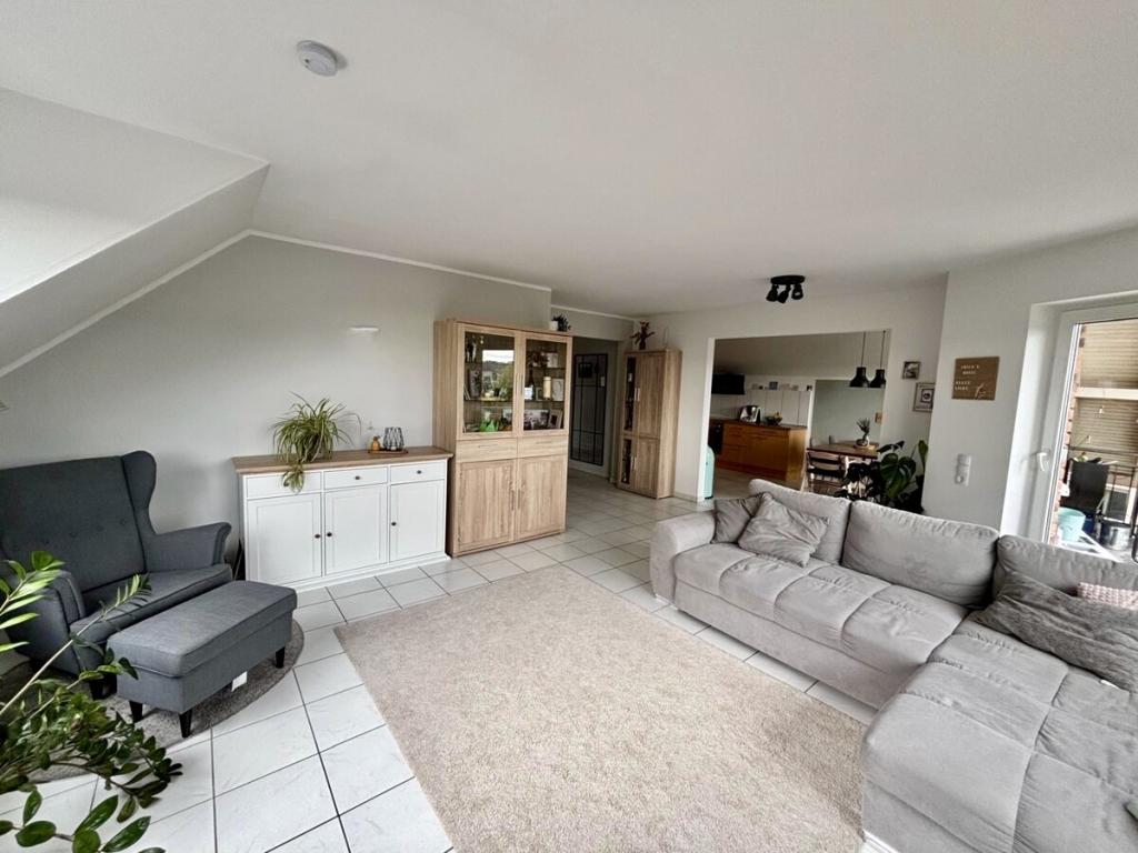 Wohnen mit Hausgefühl! 5-Zimmer-Mietwohnung mit eigenem Eingang, Balkon & Garage in Overath - Foto 2
