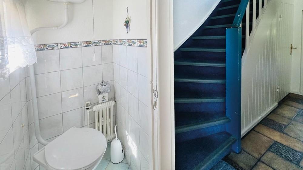 WC im Erdgeschoss und Treppenaufgang