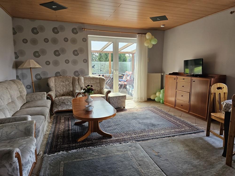 Wohn-Esszimmer mit Zugang zur Terrasse