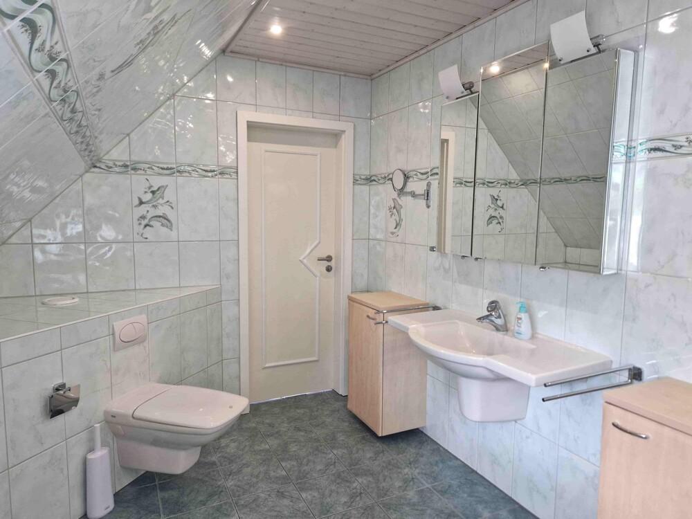 Das Badezimmer im DG