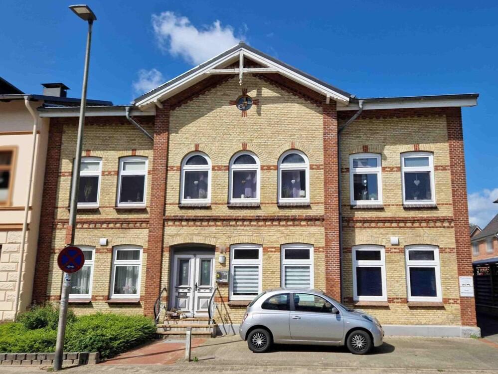 Die Vorderansicht des Mehrfamilienhauses