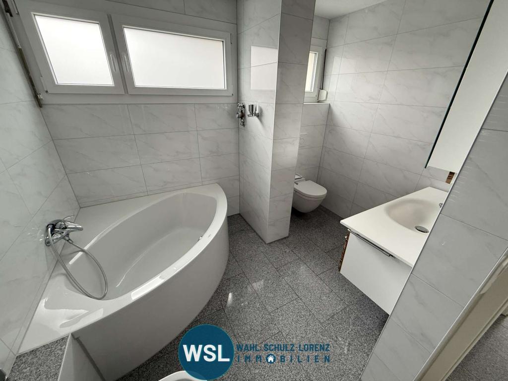 Bad mit Eckbadewanne