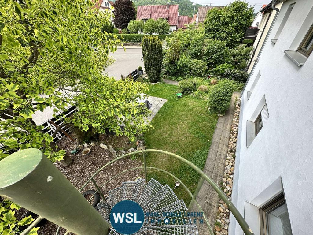 Blick in Garten mit Wendeltreppe