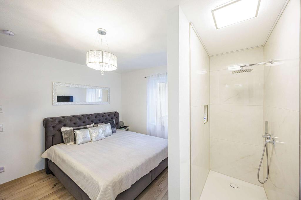 Schlafzimmer mit Dusche
