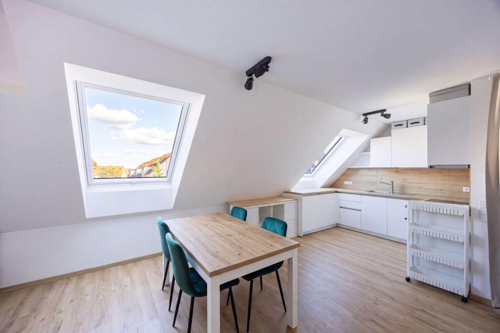 WEITBLICK: 2–Zimmer–Maisonette mit Arbeitsgalerie und Loggia - Foto 3