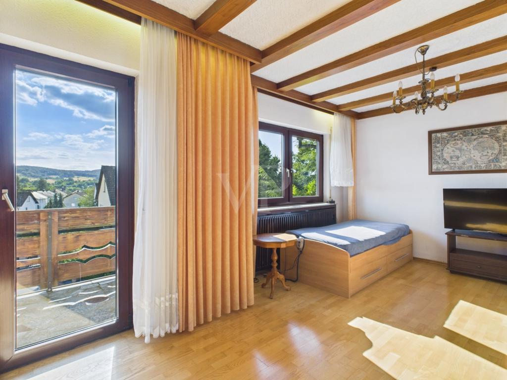 Wohnzimmer mit Balkon