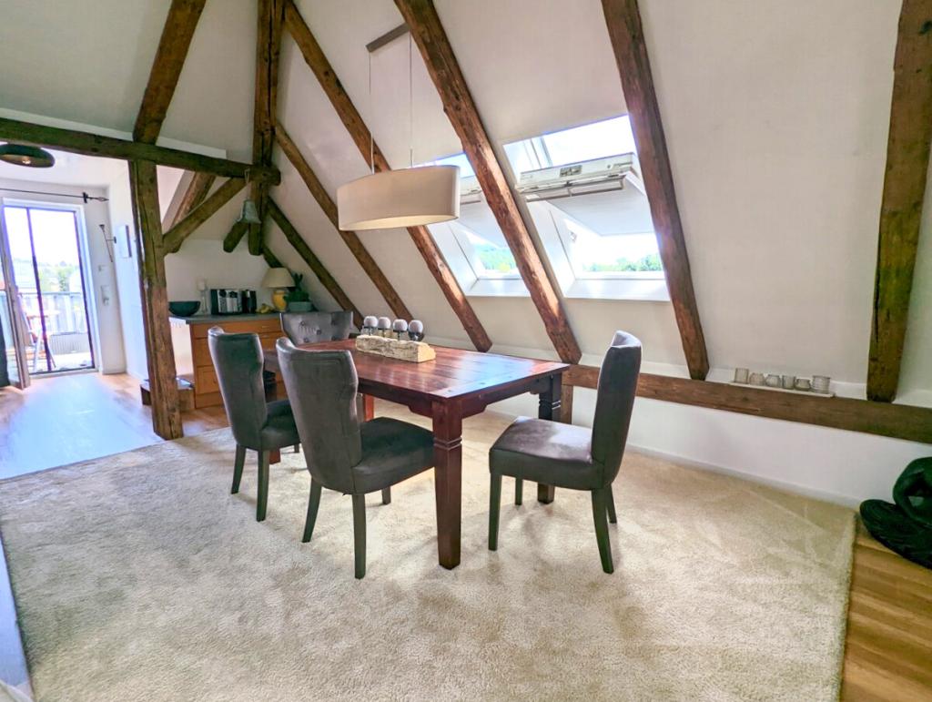 Altbauflair neu gedacht – moderne 4-Zimmer-Wohnung mit Sichtbalken & Balkon - Foto 1