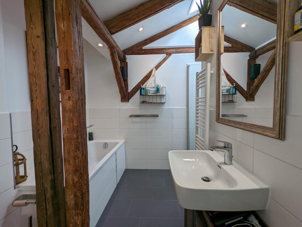 Altbauflair neu gedacht – moderne 4-Zimmer-Wohnung mit Sichtbalken & Balkon - Foto 4