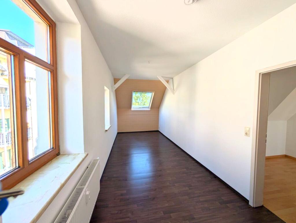 Großzügig wohnen über den Dächern von Zwickau – 100 m² im Dachgeschoss - Photo 2